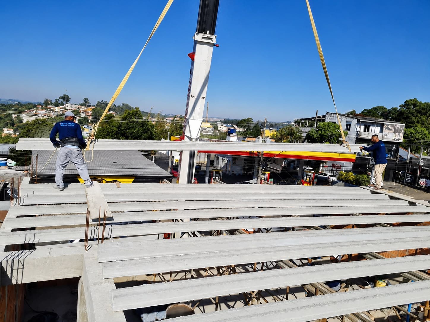 Guindaste içando laje protendida em obra