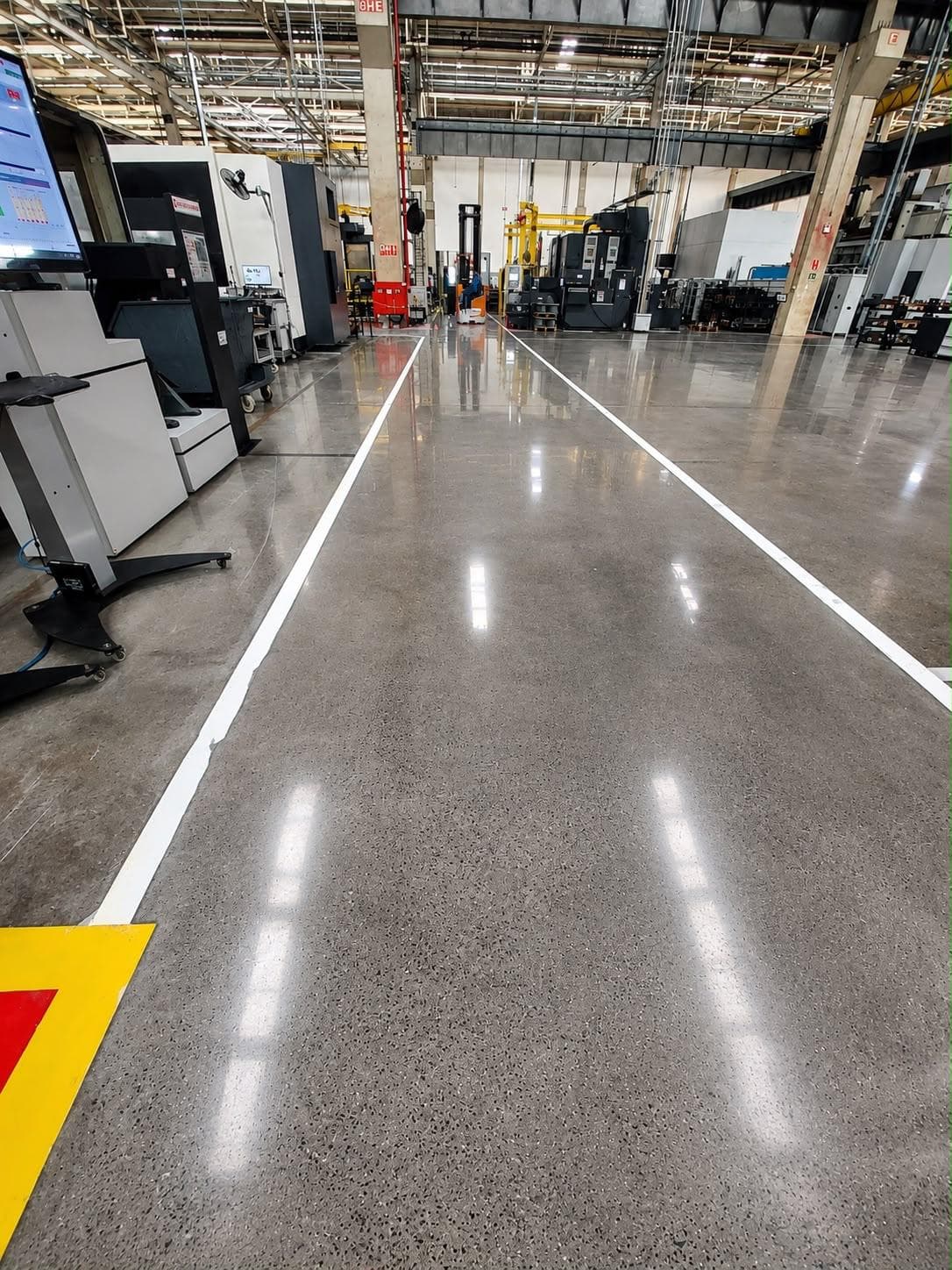 Piso de concreto lapidado em galpão industrial
