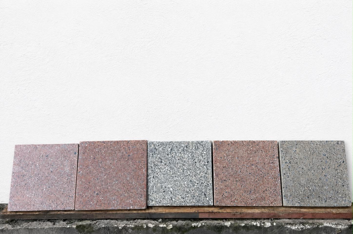 Amostras de concreto lapidado com agregados especiais — efeito terrazzo