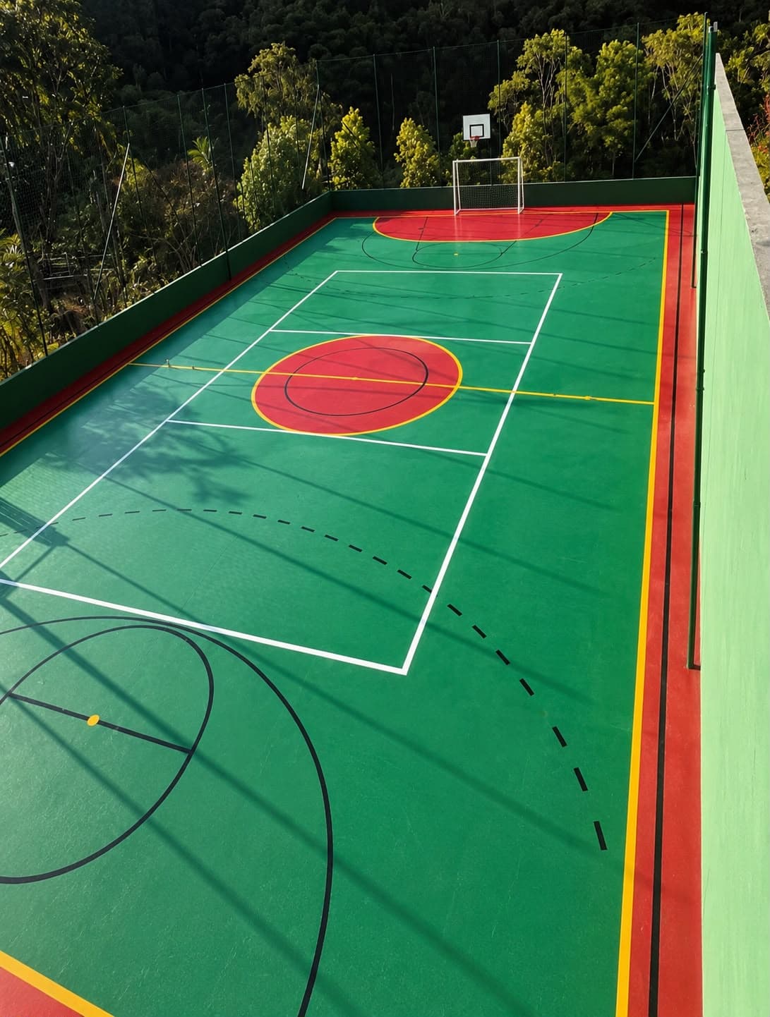 Quadra poliesportiva com pintura verde e vermelha executada pela WR Felix